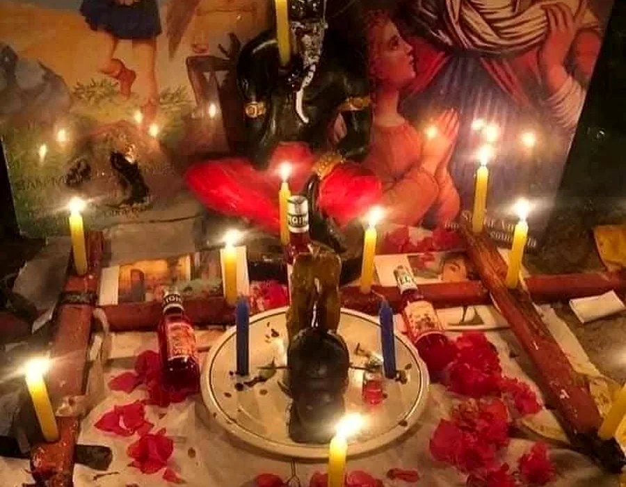 Trabajo espiritual con velas, rosas y elementos consagrados