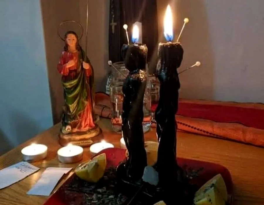 Trabajo espiritual con figuras de pareja y velas negras
