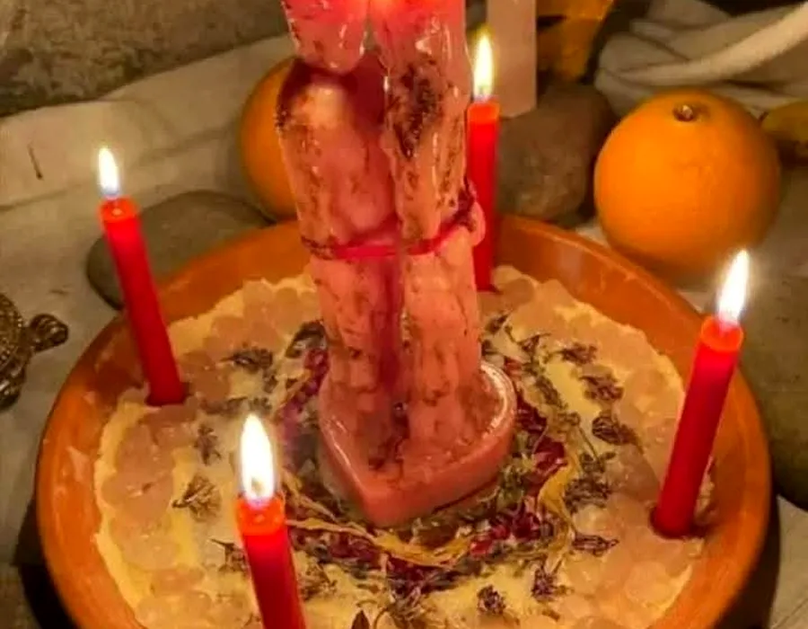 Endulzamiento de amor con velas rojas y figura de pareja