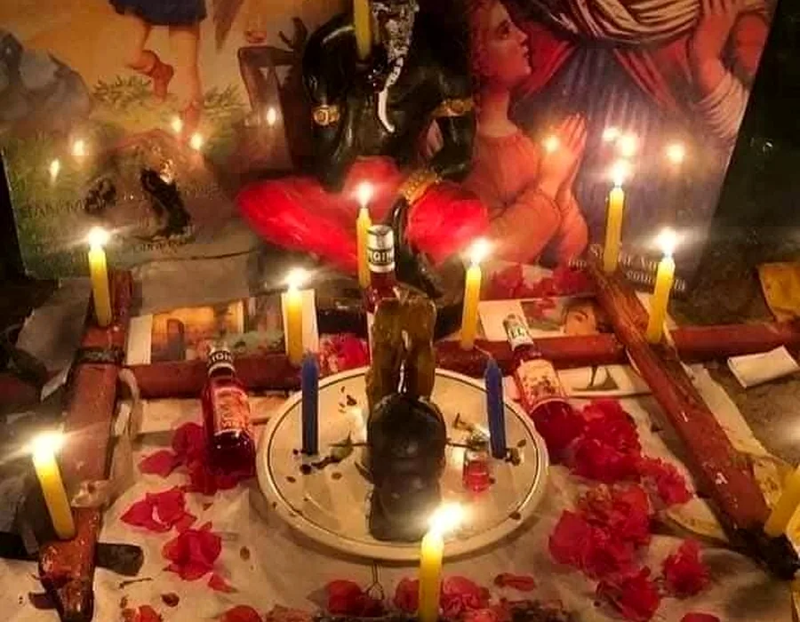 Detalle de altar espiritual con velas encendidas